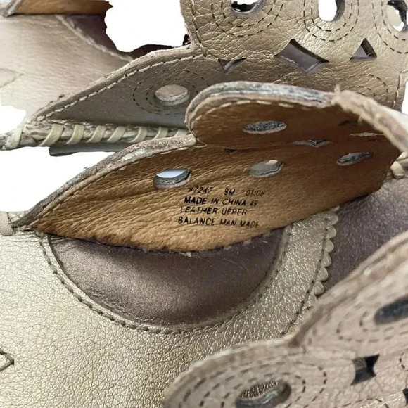 Clarks Artisan Size 9 M Leather Cut Out Thong Style Wedges Sandals Metallic Gold - Picture 9 of 9